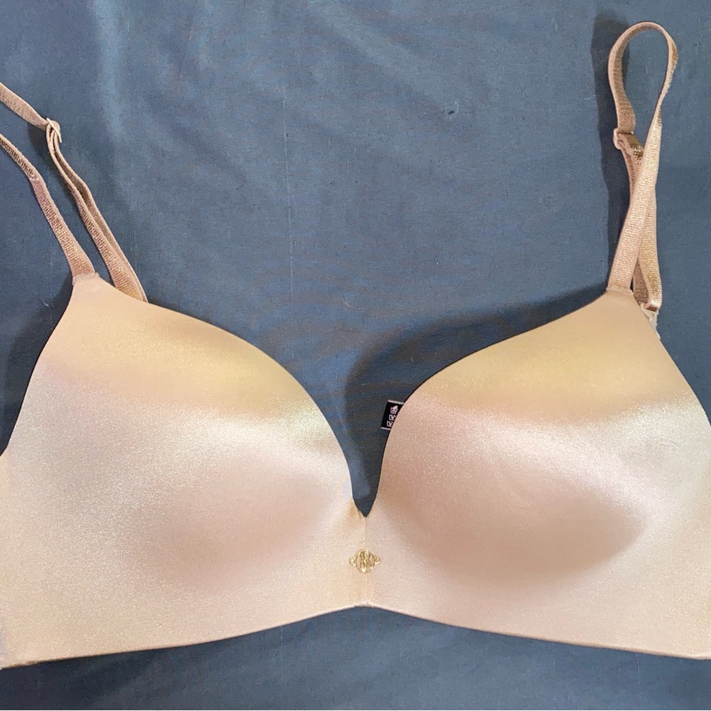 Victoria's Secret Cream T-Shirt Bra with Seamless Design